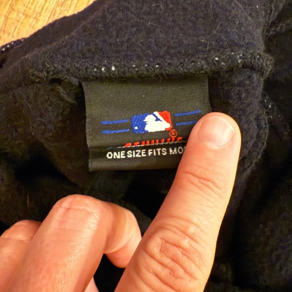 New Era New York Yankees  Black White Nordic Winter Hat Pom Poms OSFM MLB Game - Picture 4 of 4